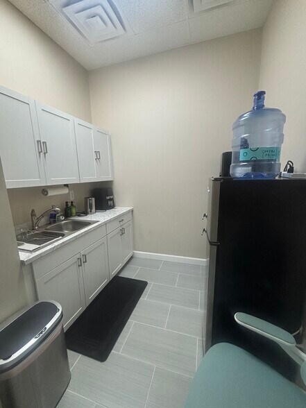 More Photos Of 24001 Orchard Lake Rd, Farmington Hills Medical For Lease