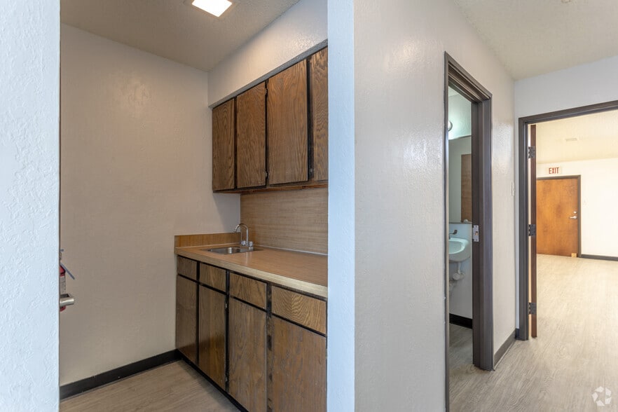 More Photos Of 10930 Switzer Ave, Dallas Unknown For Lease