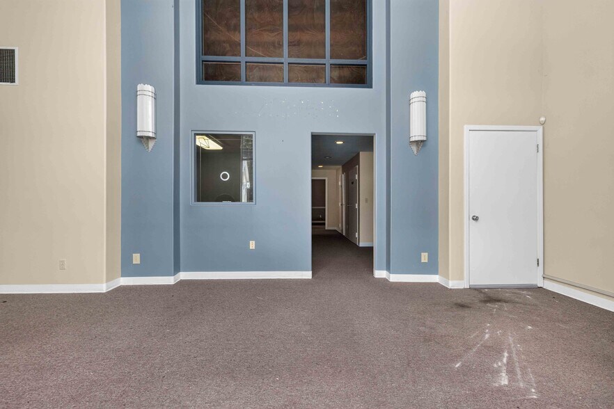 More Photos Of 38 Sycamore St, Jefferson Office For Sale