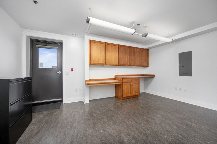 More Photos Of 1015 Railroad Ave, Bellingham Apartments For Sale