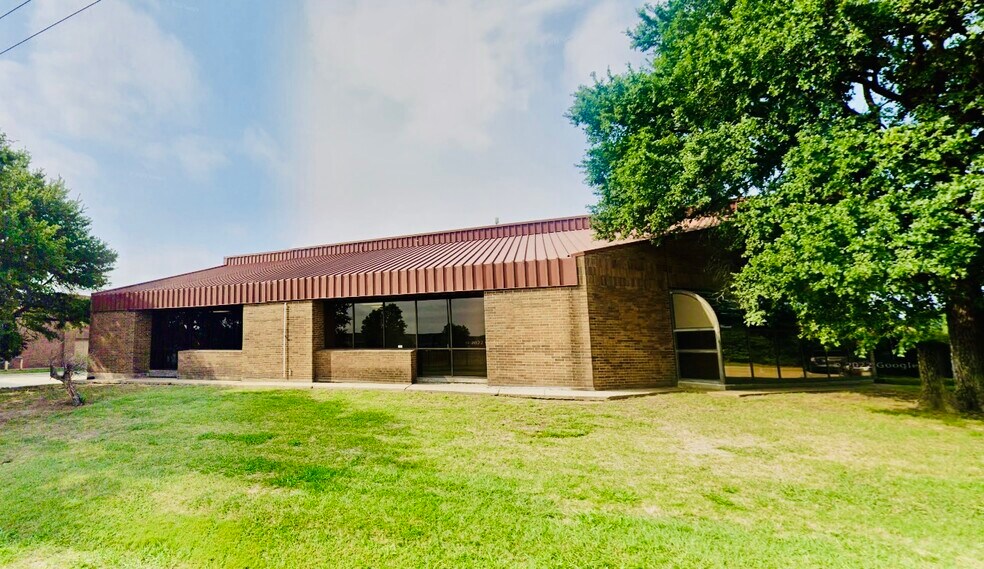 More Photos Of 817 Greenview Dr, Grand Prairie Showroom For Lease