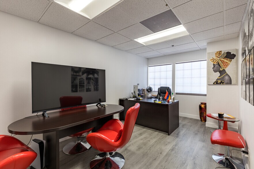 More Photos Of 11712 Moorpark St, Studio City Loft Creative Space For Lease