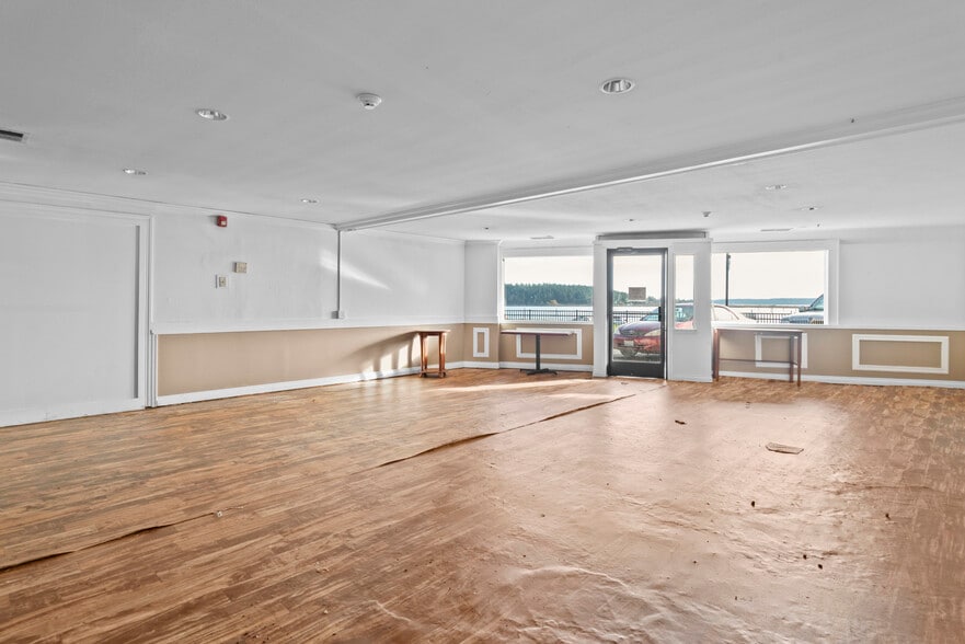 More Photos Of 930 SE Pioneer Way, Oak Harbor General Retail For Sale