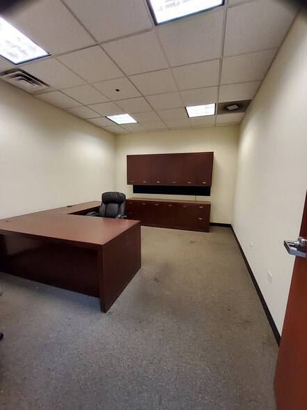 More Photos Of 7700 W 79th St, Bridgeview Self Storage For Lease