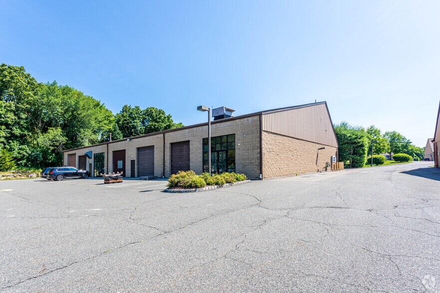 More Photos Of 11 Millpond Dr, Lafayette Flex For Lease