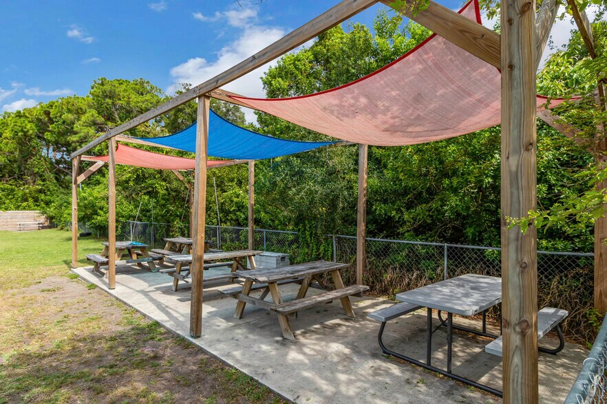 More Photos Of 7633 131st St, Seminole Freestanding For Lease