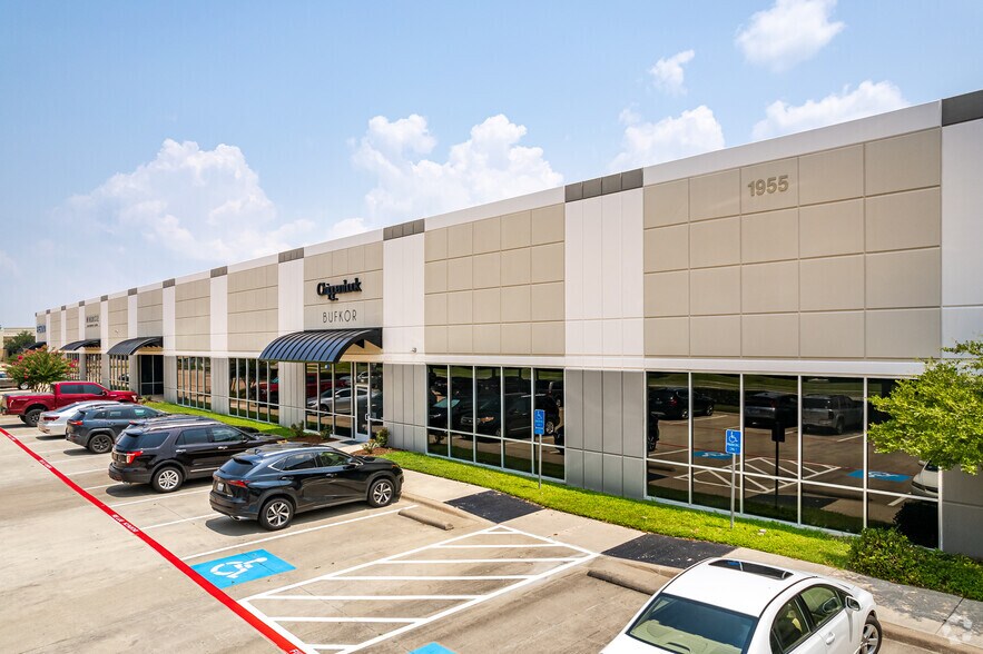 More Photos Of 1955 Lakeway Dr, Lewisville Showroom For Lease