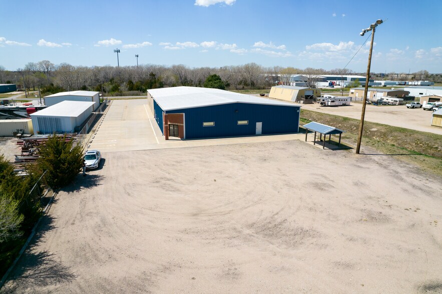 More Photos Of 1302 N Grand St, Hutchinson Flex For Lease
