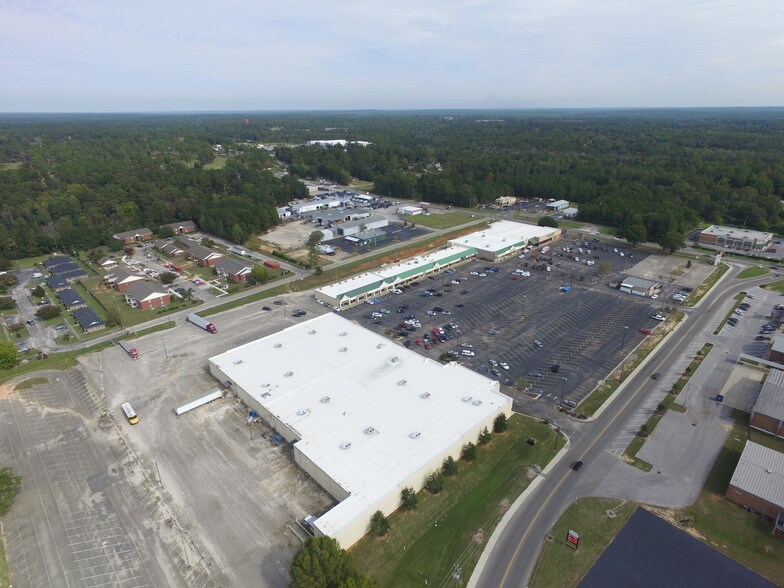 More Photos Of 2041 Douglas Ave, Brewton Supermarket For Lease