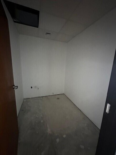 More Photos Of 102 W Dallas St, Llano Storefront Retail Office For Lease