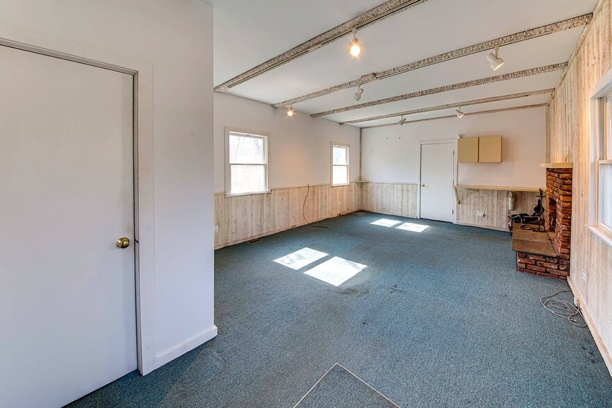 More Photos Of 512 Three Mile Harbor Hog Creek Hwy, East Hampton Loft Creative Space For Lease