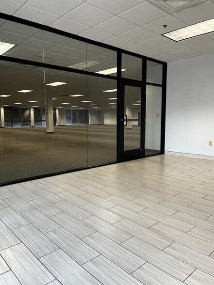 More Photos Of 12000-12038 Ridgemont Dr, Urbandale Office For Lease