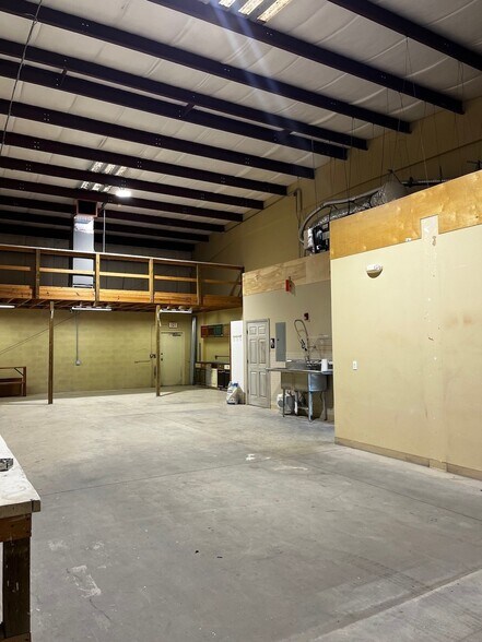 More Photos Of 8294 Blaikie Ct, Sarasota Warehouse For Lease