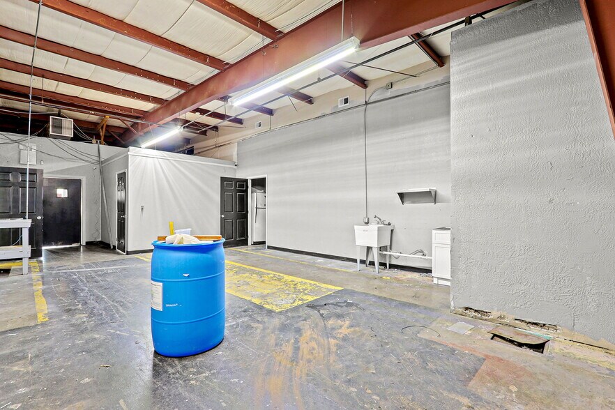 More Photos Of 9109 Dyer St, El Paso Storefront For Lease