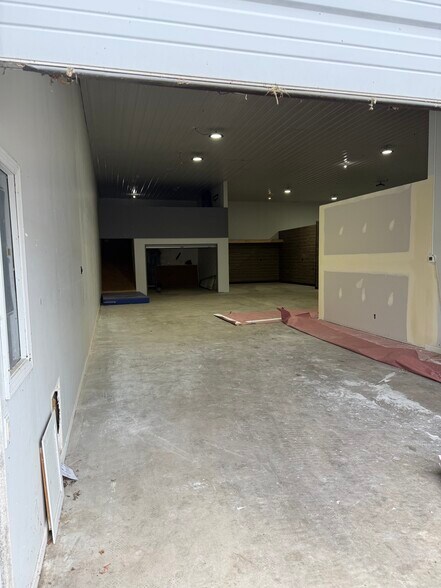 More Photos Of 510 Randle St, Valparaiso Manufacturing For Lease