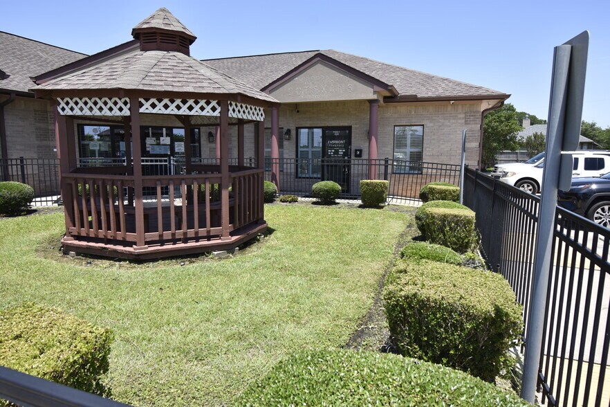 More Photos Of 10407 W Fairmont Pky, La Porte Medical For Lease