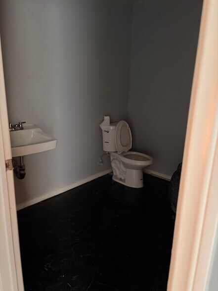 More Photos Of 7643 Foothill Blvd, Tujunga General Retail For Lease