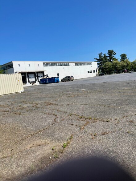 More Photos Of 100 Commerce Dr, Freehold Manufacturing For Lease