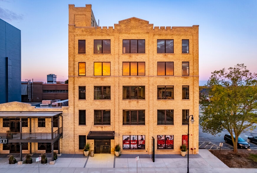 More Photos Of 1205 S 70th St, West Allis Unknown For Lease