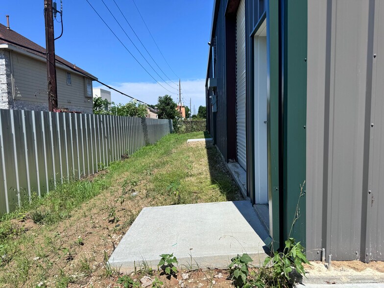 More Photos Of 14940 Beechnut st, Houston Unknown For Lease