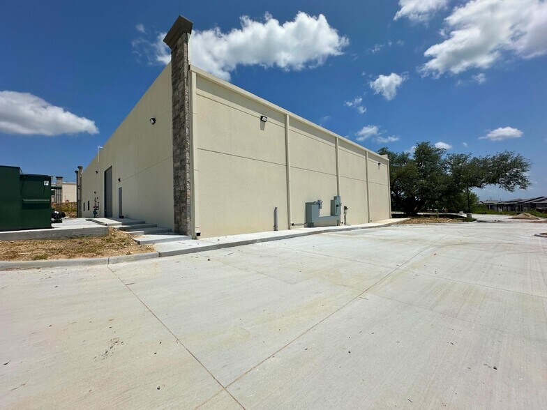 More Photos Of 120 Business Pk Dr, Hudson Oaks Warehouse For Lease