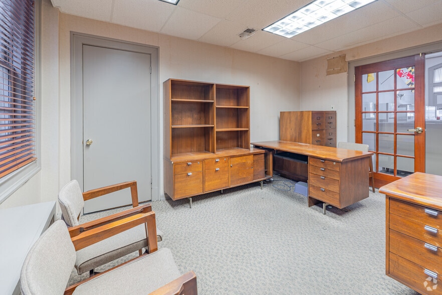 More Photos Of 23 South St, Baltimore Office For Sale