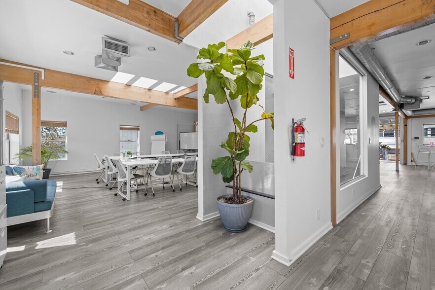 More Photos Of 513 Boccaccio Ave, Venice Office For Lease