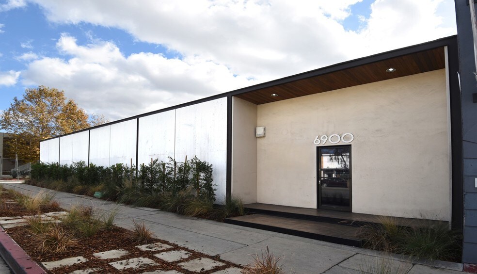 More Photos Of 6900 Melrose Ave, Los Angeles General Retail For Lease