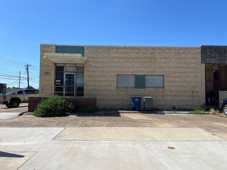 More Photos Of 1303 Chemical St, Dallas Warehouse For Lease