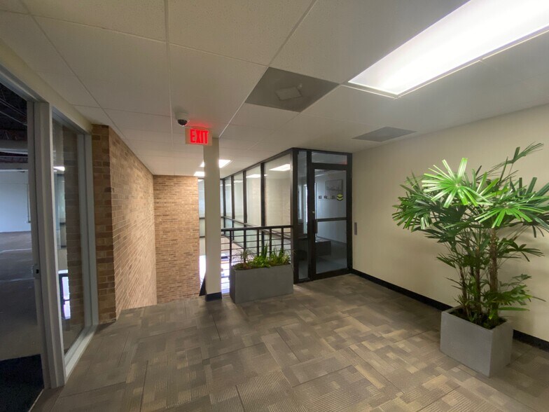 More Photos Of 2520 I-35 S, Austin Office For Lease
