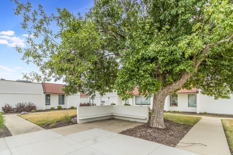 More Photos Of 355 Smoke Tree Plaza Dr, North Aurora Office For Lease