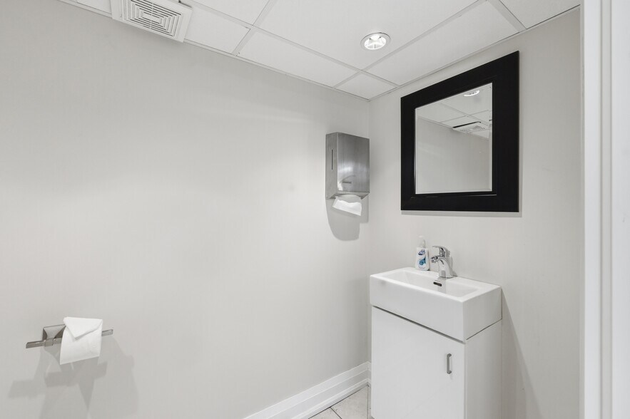 More Photos Of 60 King St W, Hamilton Office For Sale