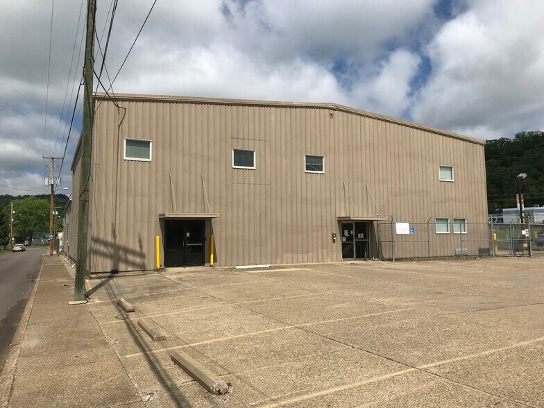 More Photos Of 555 29th St W, Charleston Service For Sale