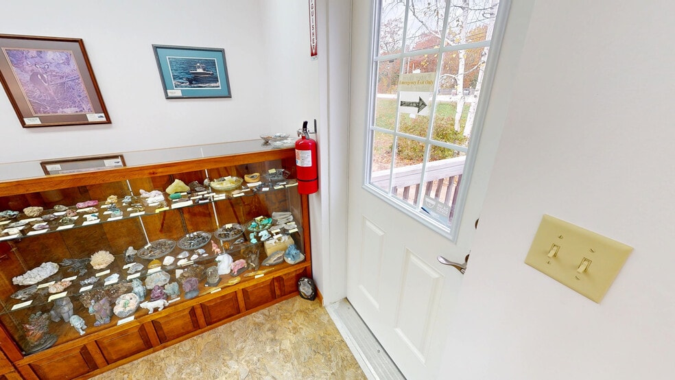 More Photos Of 275 Calef Hwy, Epping Storefront Retail Office For Sale