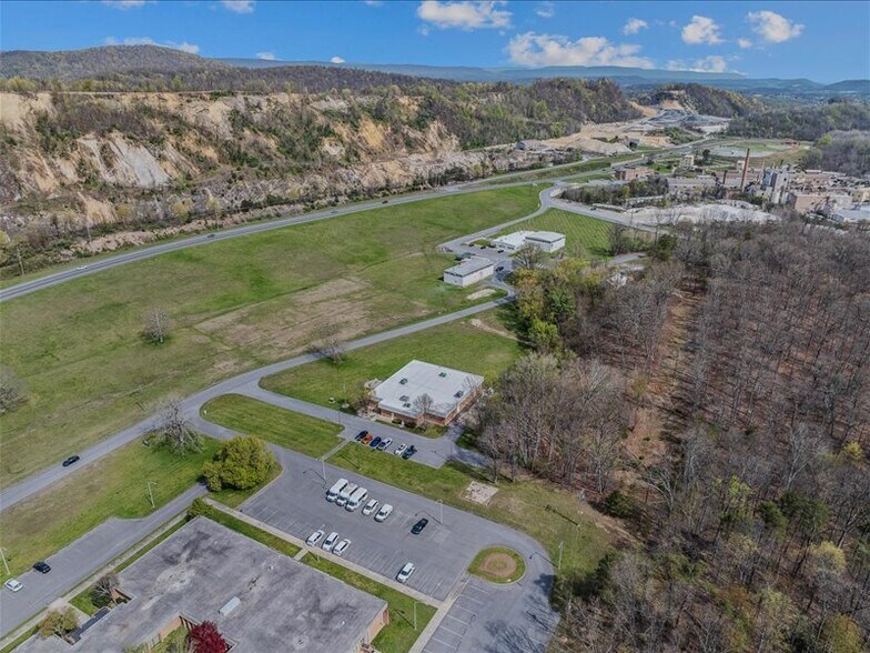 More Photos Of 204 Sand Mine Rd, Berkeley Springs Flex For Sale