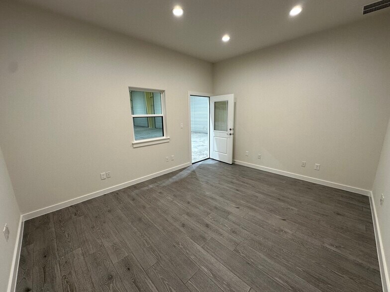 More Photos Of 16013 FM 429, Terrell Flex For Lease