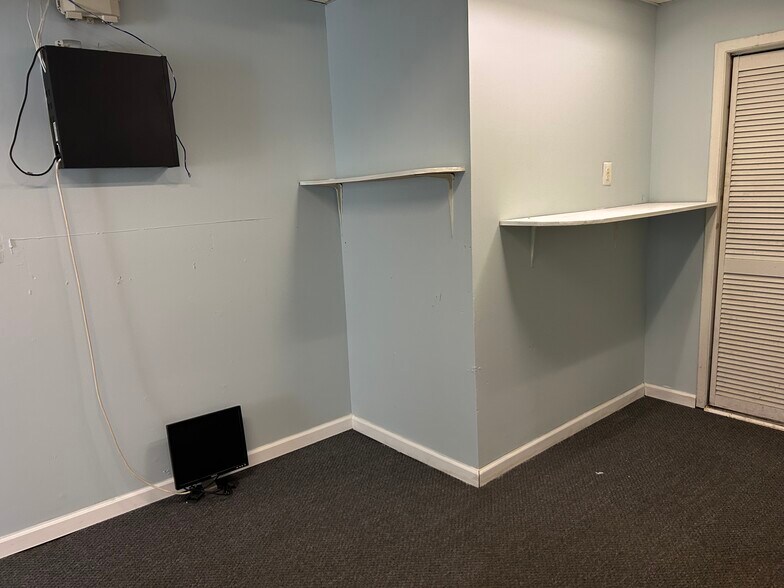 More Photos Of 3694 Horseblock Rd, Medford Storefront Retail Office For Lease