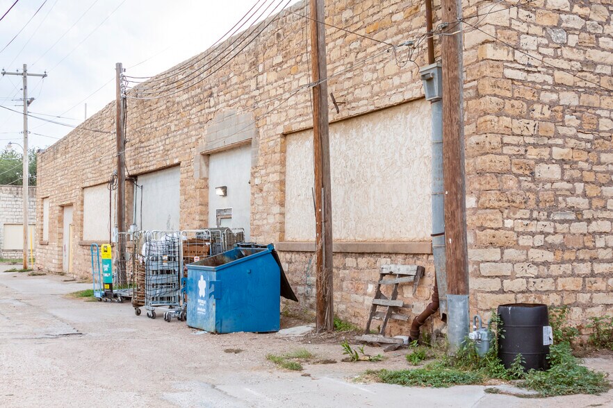 More Photos Of 813-815 Hutchins Ave, Ballinger General Retail For Sale