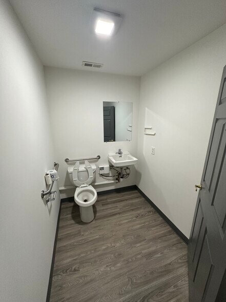 More Photos Of 6820 Meadow Ridge Ct, Alpharetta Light Manufacturing For Lease