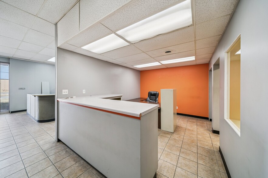 More Photos Of 8118 E 44th St, Tulsa Warehouse For Lease