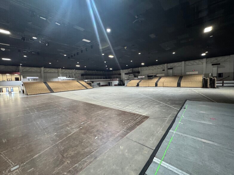 More Photos Of 10408 State Highway 64 E, Tyler Theater Concert Hall For Sale