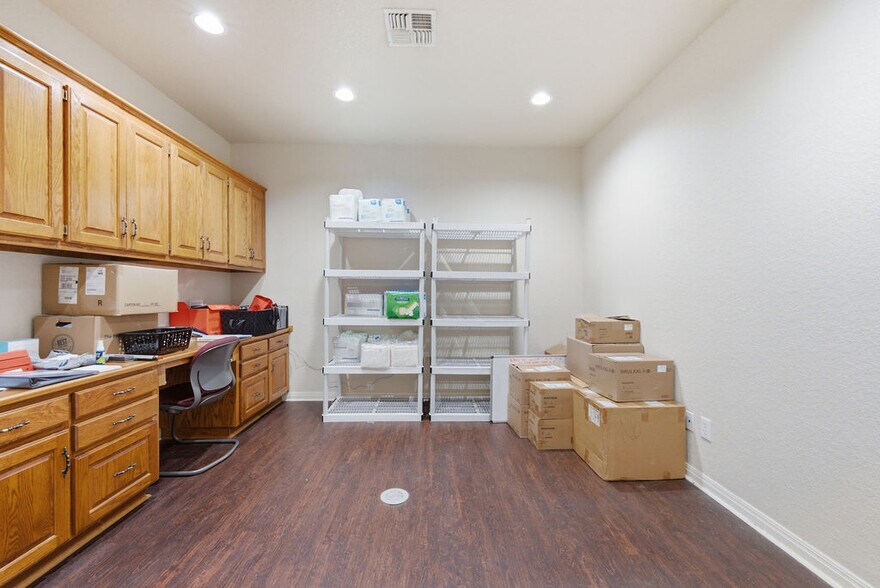 More Photos Of 215 Courtyard Dr, New Braunfels Office For Lease