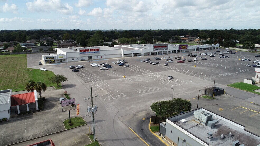 More Photos Of 800-840 E Admiral Doyle Dr, New Iberia Department Store For Sale