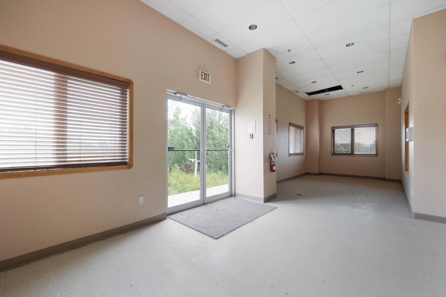 More Photos Of 105 Oak Crt, Anzac Warehouse For Sale