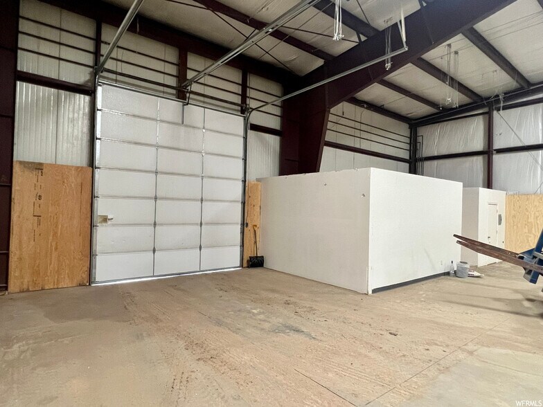 More Photos Of 540 Wright Brothers Dr, Naples Warehouse For Lease