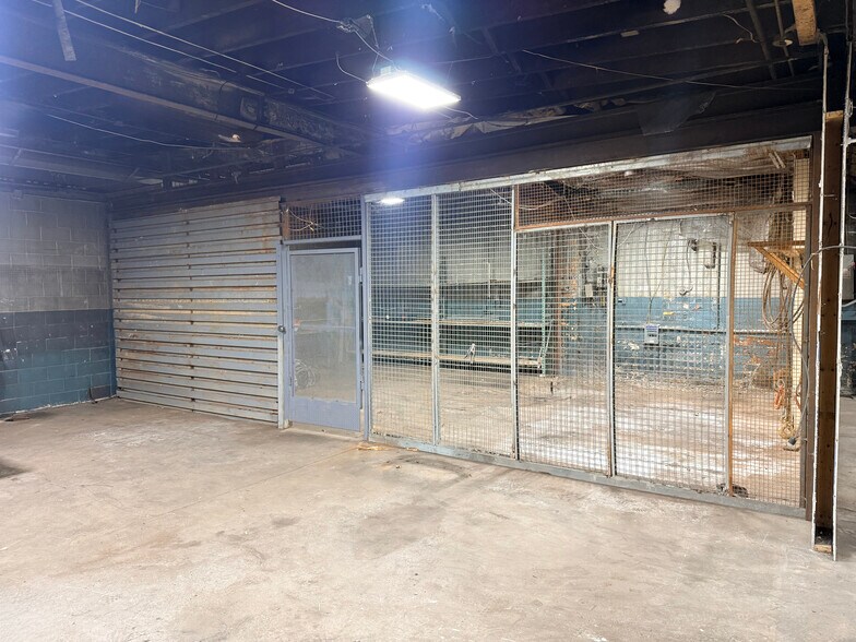 More Photos Of 2229 E New York St, Indianapolis Flex For Lease