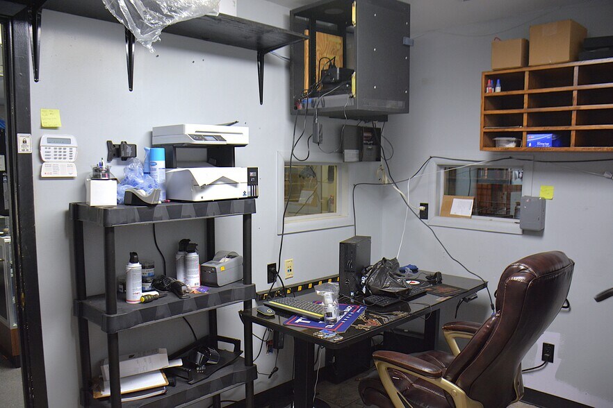 More Photos Of 43 County Road 17, Enterprise Showroom For Sale