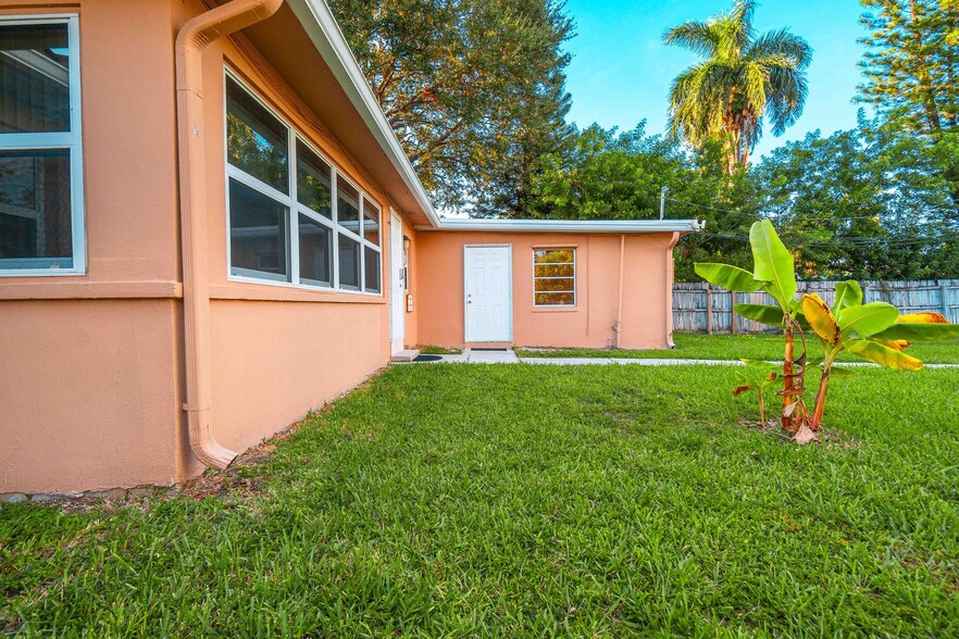 More Photos Of 18 NE 2nd Ave, Dania Beach Office For Sale