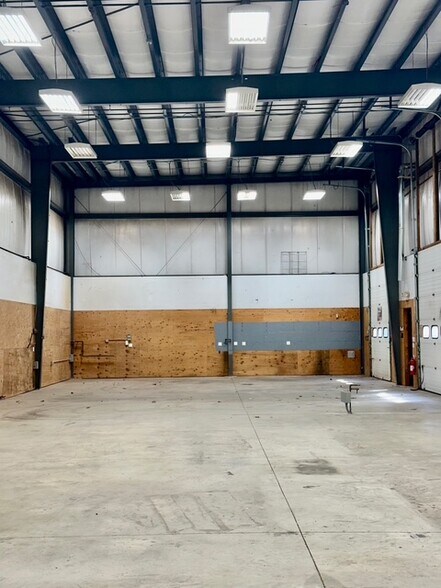 More Photos Of 160 S Turnpike Rd, Wallingford Light Distribution For Lease