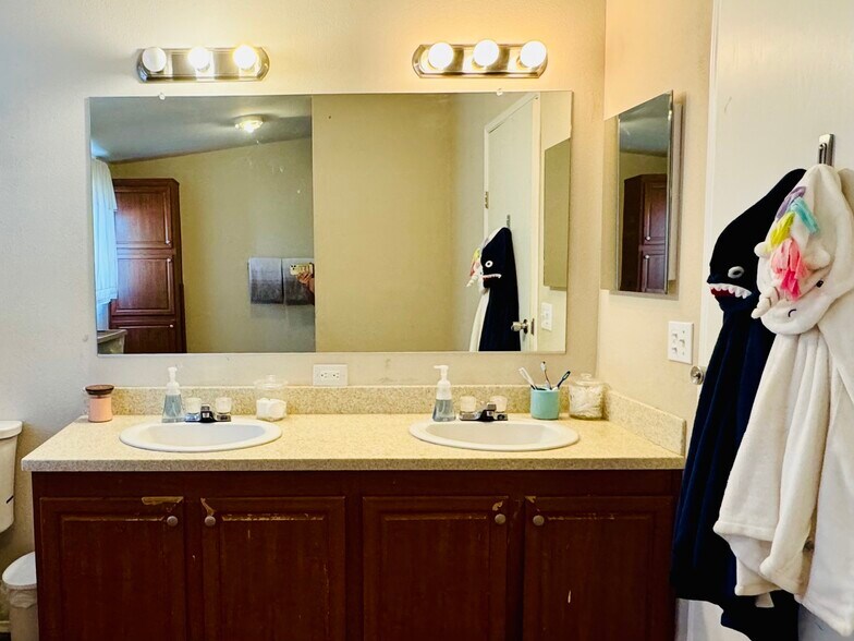 More Photos Of 55 E Kuehn St, Quartzsite Trailer Camper Park For Sale